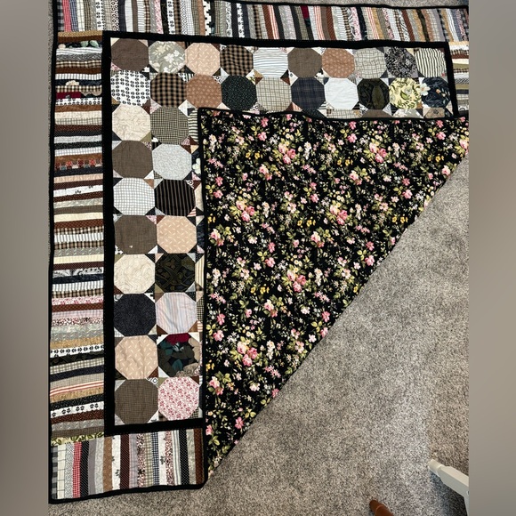 Hand stitched quilt - Picture 2 of 5